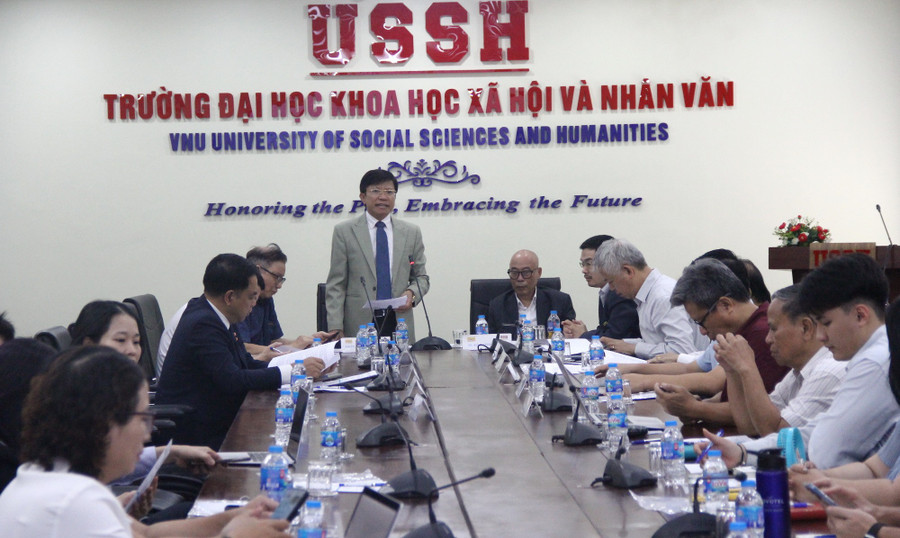GS.TS Hoàng Anh Tuấn - Hiệu trưởng Trường Đại học Khoa học Xã hội và Nhân văn phát biểu khai mạc. 