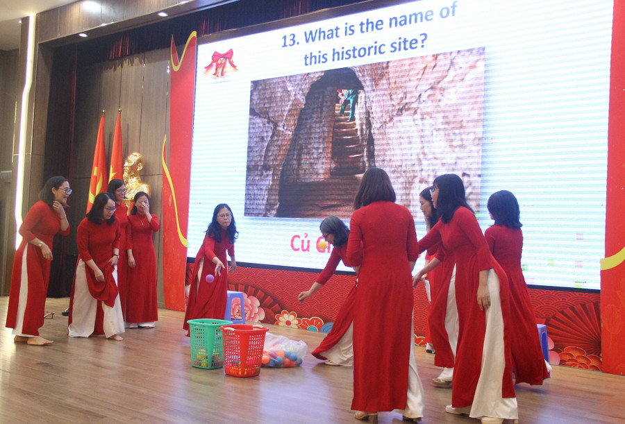 Giảng viên tham gia trò chơi để "cứu" sinh viên của mình. img-9787.jpg