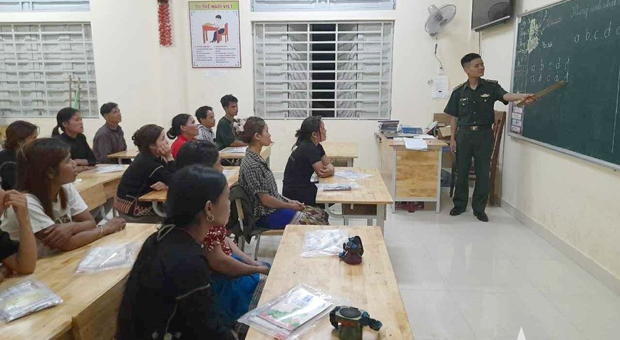 Đại úy Hồ Văn Hữu trong giờ lên lớp. Ảnh: Báo Quân đội Nhân dân.