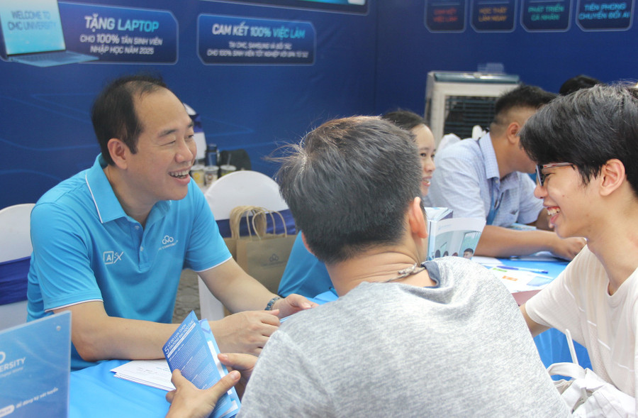 PGS.TS Nguyễn Thanh Tùng - Hiệu trưởng Trường Đại học CMC tư vấn cho thí sinh về lựa chọn ngành, trường học.