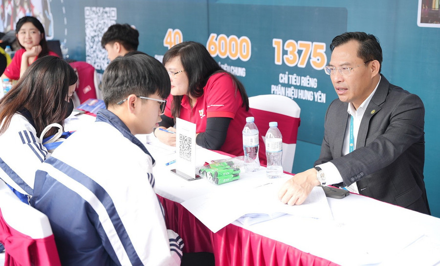 TS Nguyễn Văn Bình - Phó Giám đốc Học viện Tài chính tư vấn tuyển sinh, hướng nghiệp cho học sinh.