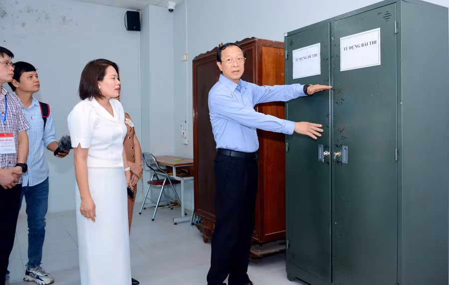 Thứ trưởng GD&ĐT Phạm Ngọc Thưởng và Đoàn công tác số 1 kiểm tra khu vực đựng đề thi, bài tại Trường THPT Chuyên Biên Hòa (Hà Nam).