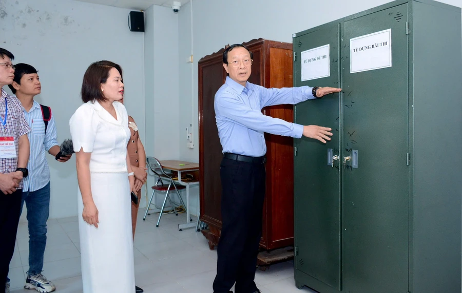 Thứ trưởng GD&ĐT Phạm Ngọc Thưởng và Đoàn công tác số 1 kiểm tra khu vực đựng đề thi, bài tại Trường THPT Chuyên Biên Hòa (Hà Nam).