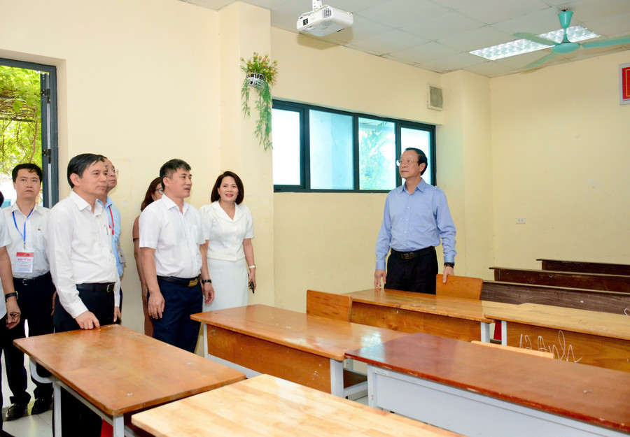 Đoàn công tác kiểm tra cơ sở vật chất tại các phòng thi và phòng chấm thi. thitotnghiepthptjpg1.jpg