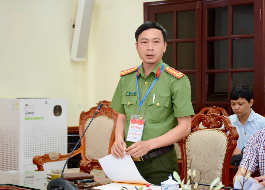 Đại tá Lê Văn Tuấn - Phó Giám đốc Công an tỉnh Hà Nam trao đổi tại buổi làm việc. thitotnghiepthptjpg4.jpg