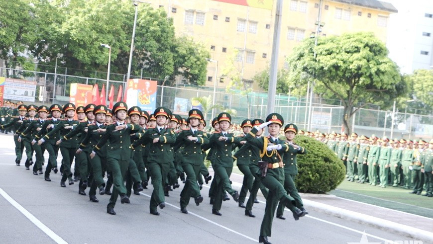 Duyệt đội ngũ tại Lễ khai giảng. Ảnh: Hồng Uyên.
