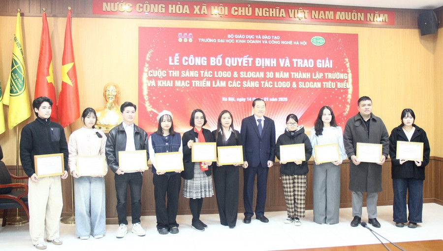 PGS.TS. Phạm Dương Châu – Phó Hiệu trưởng phụ trách Trường ĐH Kinh doanh và Công nghệ Hà Nội trao giải thưởng cho các tác giả đoạt giải thiết kế logo.