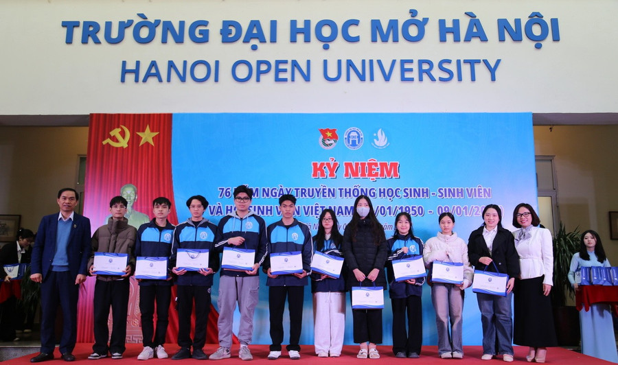 13-sv-co-hoan-canh-kho-khan-vuon-len-trong-hoc-tap-va-ren-luyen-duoc-nhan-qua-tu-nha-truong-nhan-dip-tet-yeu-thuong-xuan-binh-ngo-1.jpg