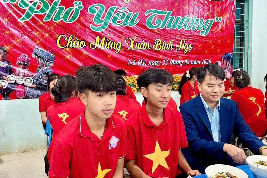 Ông Nguyễn Văn Tập - Hiệu trưởng Trường Phổ thông Dân tộc nội trú THPT Nà Hỳ ăn phở 