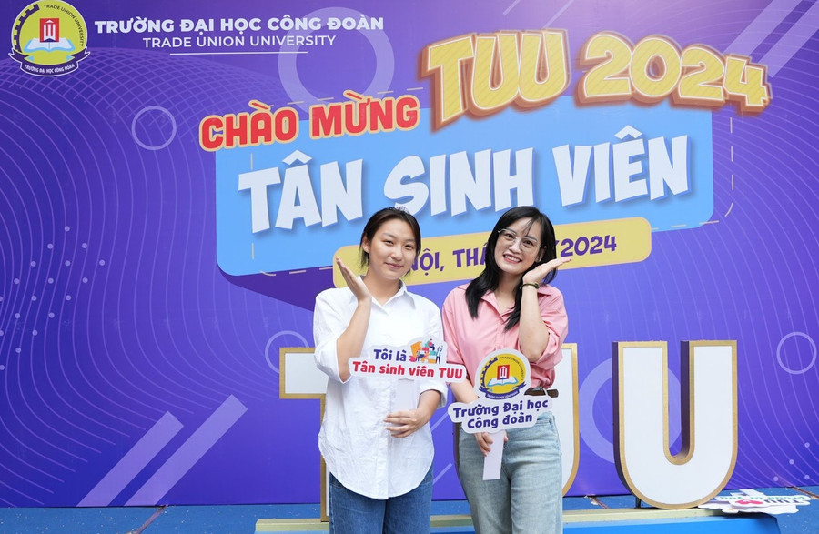 Sinh viên nhập học năm 2024. nganhtruyenthongjpg2.jpg