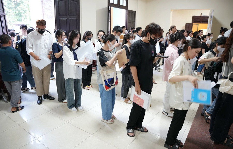 sinh viên tốt nghiệp ngành Truyền thông đại chúng Trường ĐH Công đoàn có thể tự tin đảm nhận nhiều vị trí công việc hấp dẫn trong nhiều lĩnh vực khác nhau. nganhtruyenthongjpg1.jpg