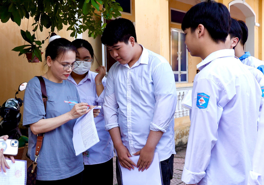 Cô Ngô Thị Thu Hằng rà soát danh sách và liên tục gọi điện khi 6h30 phút chưa thấy học trò đến trường thi. img-6777.jpg