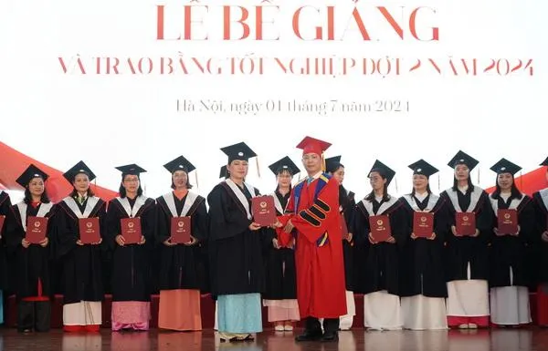 PGS.TS Trần Quang Tiến – Giám đốc Học viện Phụ nữ Việt Nam trao bằng tốt nghiệp cho các tân thạc sĩ.