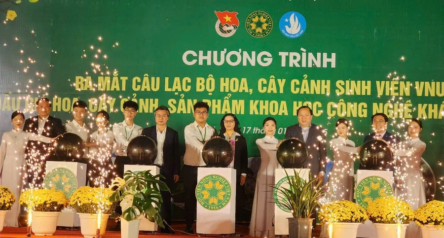 GS.TS Nguyễn Thị Lan - Giám đốc Học viện Nông nghiệp Việt Nam cùng Ban Giám đốc và đại diện Đoàn thanh niên, Hội sinh viên bấm nút khởi động, chính thức ra mắt Câu lạc bộ hoa, cây cảnh Sinh viên VNUA.