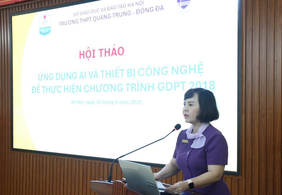 Bà Lưu Thị Lập – Hiệu trưởng Trường THPT Quang Trung - Đống Đa phát biểu tại hội thảo. ai-1.jpg