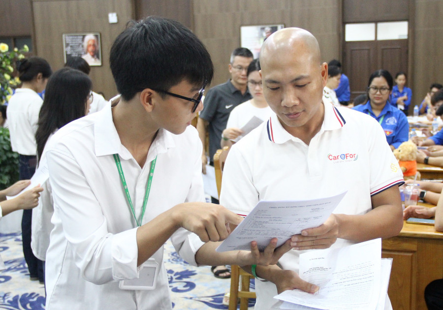 Phụ huynh cũng được hỗ trợ, hướng dẫn nhiệt tình. img-2740.jpg