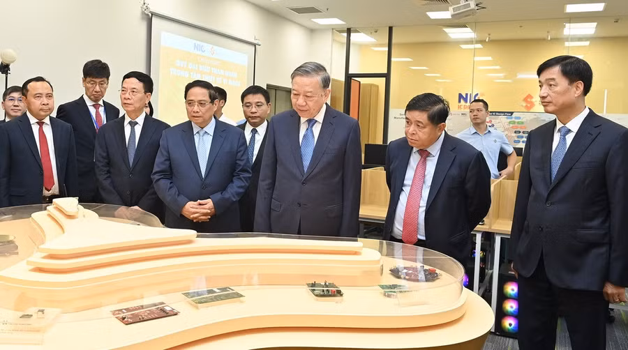 Tổng Bí thư Tô Lâm, Thủ tướng Phạm Minh Chính và các đại biểu thăm Trung tâm vi mạch bán dẫn. (Ảnh Báo Nhân dân)