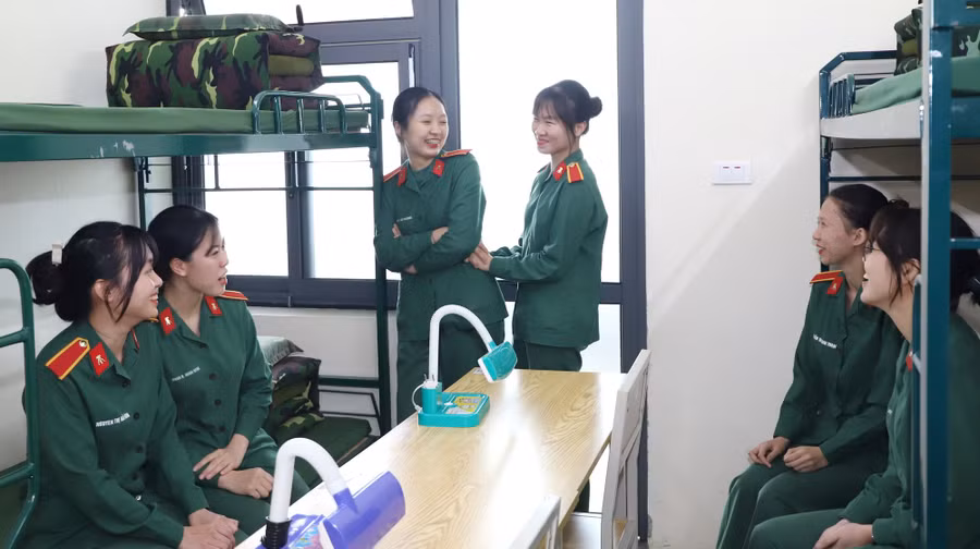 Nữ sinh Học viện Kỹ thuật quân sự.
