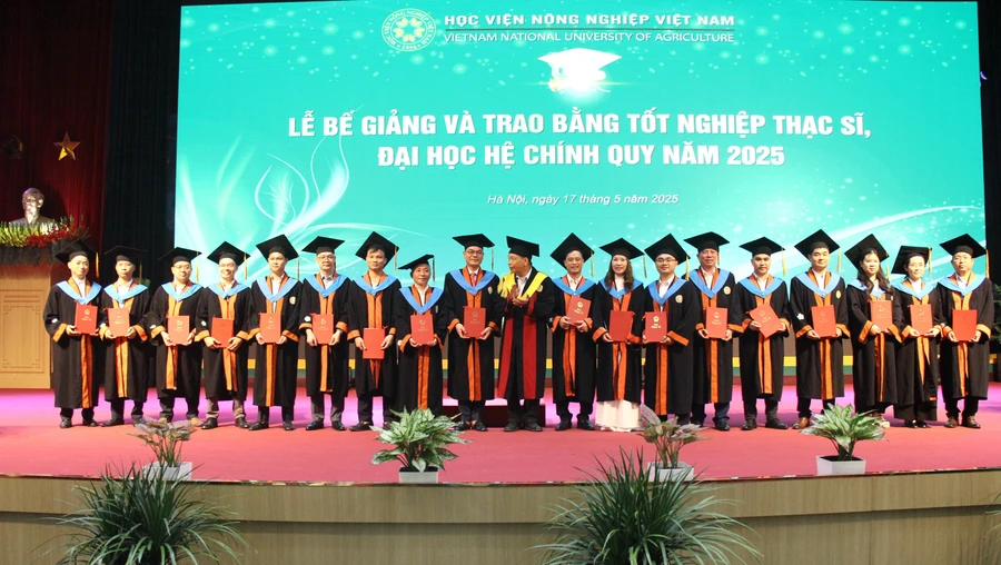 Các tân thạc sĩ chụp ảnh lưu niệm cùng GS.TS.NGND Trần Đức Viên – Chủ tịch Hội đồng khoa học và đào tạo Học viện.