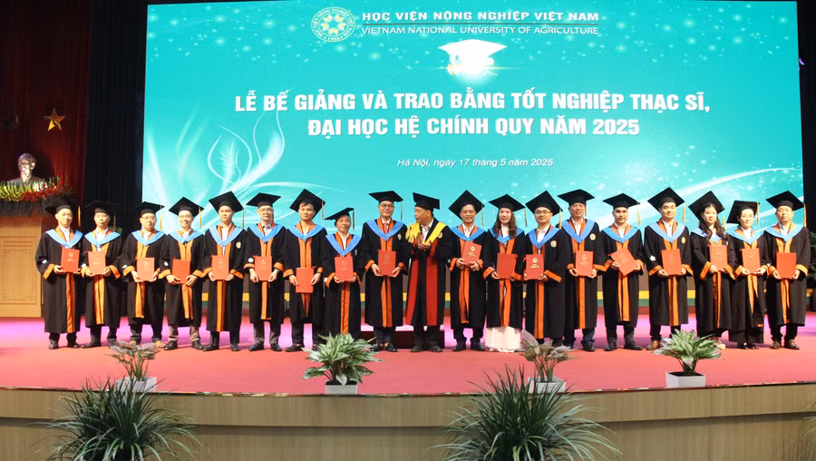 Các tân thạc sĩ chụp ảnh lưu niệm cùng GS.TS.NGND Trần Đức Viên – Chủ tịch Hội đồng khoa học và đào tạo Học viện.