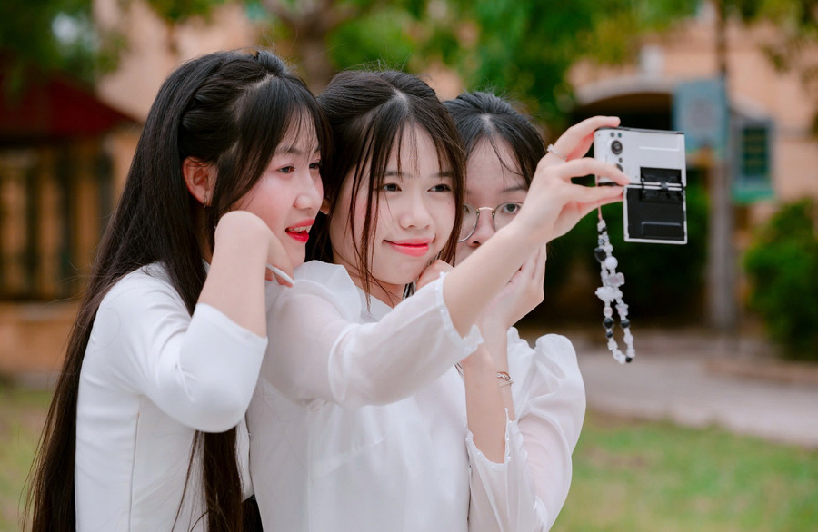 Học sinh lớp 12 Trường THPT Nguyễn Trường Thúy (Nam Định) trong ngày lễ trưởng thành.