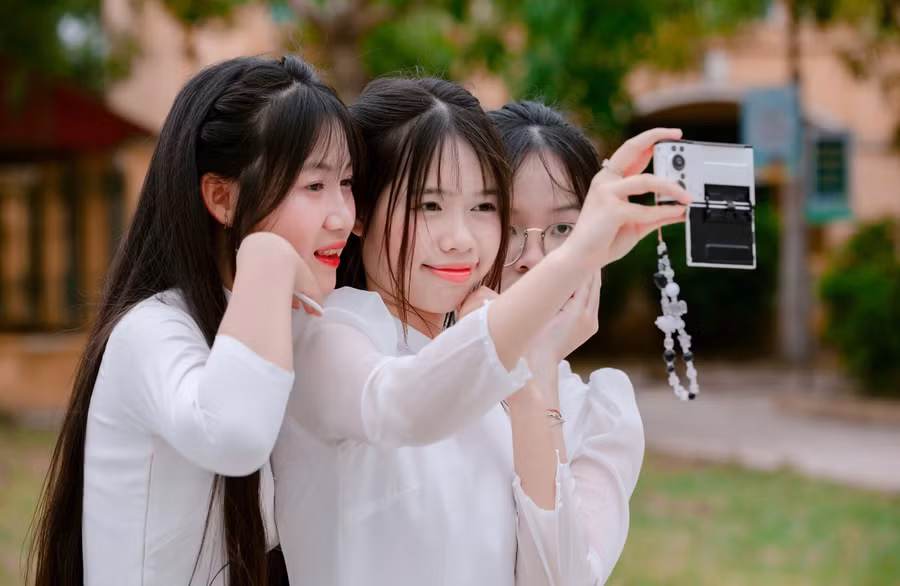 Học sinh lớp 12 Trường THPT Nguyễn Trường Thúy (Nam Định) trong ngày lễ trưởng thành.