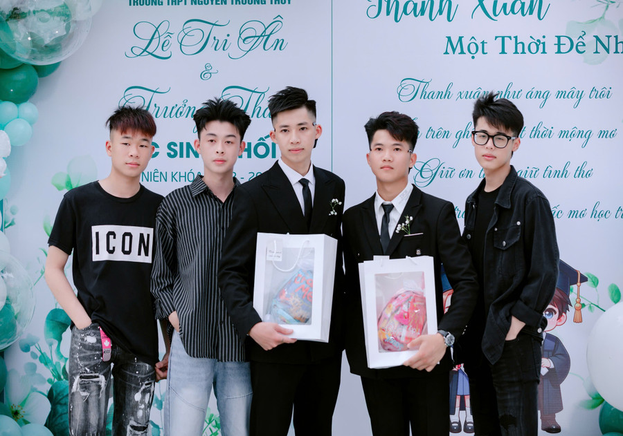 Hành trình 3 năm dưới mái trường với những kỷ niệm ngọt ngào và cả những lần vấp ngã. hoctrojpg4.jpg