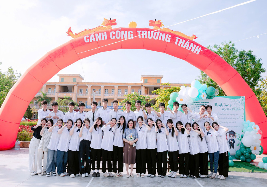 Lưu lại kỷ niệm dưới mái trường. hoctrojpg3.jpg