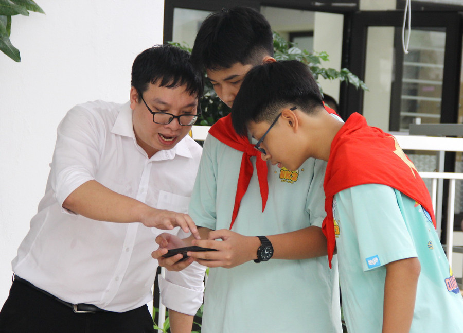 Cán bộ Trung tâm Nghiên cứu, Chuyển giao công nghệ số (Viện Nghiên cứu Thiết kế Trường học, Bộ GD&ĐT) hướng dẫn học sinh điều khiển các thiết bị công nghệ hiện đại. stem-6.jpg