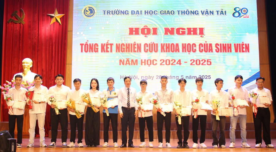 Nhiều sinh viên được vinh danh khen thưởng trong hoạt động nghiên cứu khoa học. img-0228.jpg