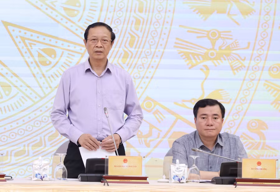 Thứ trưởng Bộ GD&ĐT Phạm Ngọc Thưởng trao đổi tại buổi họp báo Chính phủ thường kỳ tháng 6/2025 (chiều 3/7). Ảnh: Quang Thương.