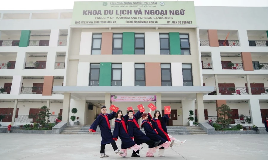 Tân cử nhân Khoa Du lịch và Ngoại ngữ, Học viện Nông nghiệp Việt Nam.