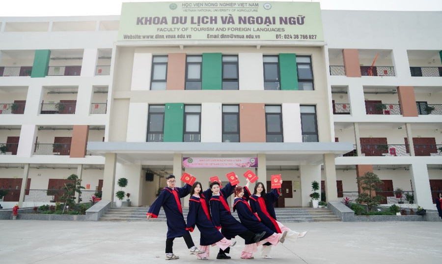 Tân cử nhân Khoa Du lịch và Ngoại ngữ, Học viện Nông nghiệp Việt Nam.