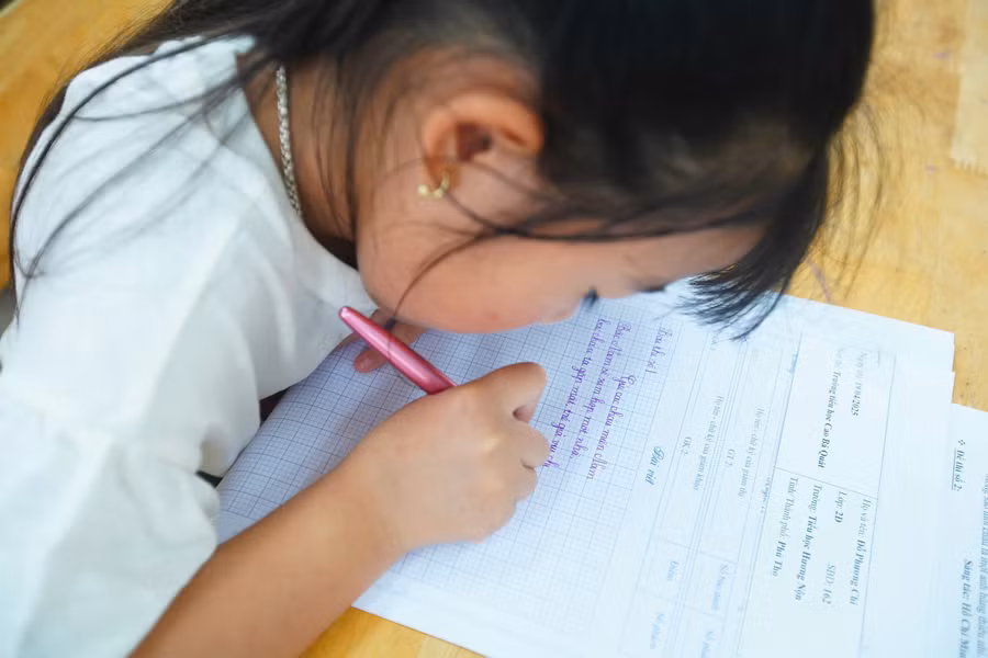 Nắn nót từng nét chữ.