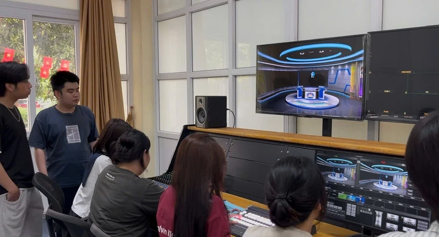 Sinh viên Khoa Công nghệ thông tin và Truyền thông (Học viện Quản lý giáo dục) thực hành tại phòng Studio.