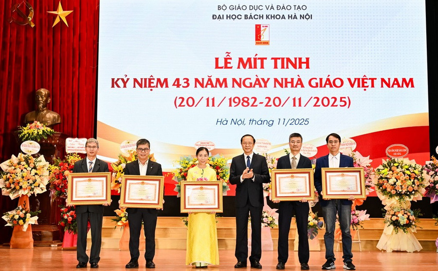 Thứ trưởng Thường trực Bộ GD&ĐT Phạm Ngọc Thưởng trao Bằng khen của Thủ tướng Chính phủ cho cán bộ, giảng viên ĐH Bách khoa Hà Nội.