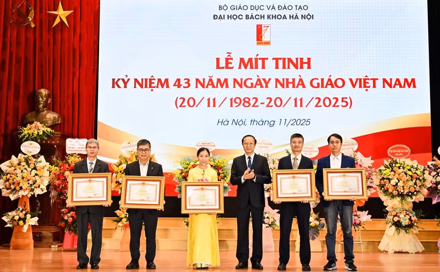 Thứ trưởng Thường trực Bộ GD&ĐT Phạm Ngọc Thưởng trao Bằng khen của Thủ tướng Chính phủ cho cán bộ, giảng viên ĐH Bách khoa Hà Nội.