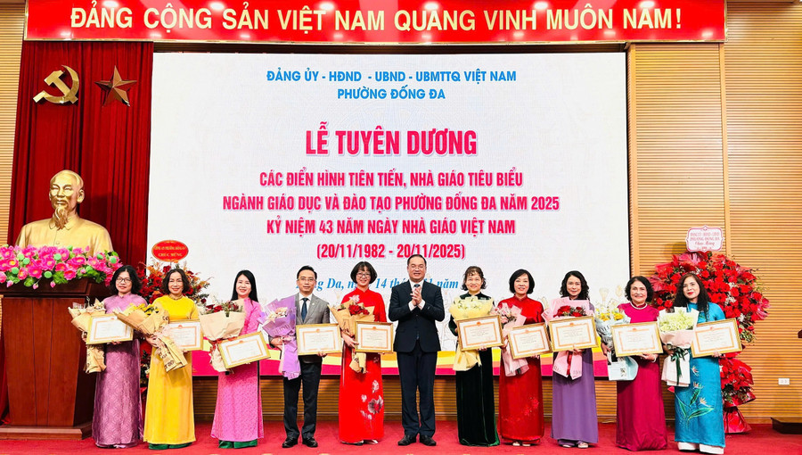 Lãnh đạo phường Đống Đa trao Bằng khen, Giấy khen cho các tập thể và cá nhân tiêu biểu. Ảnh: Phan Anh.