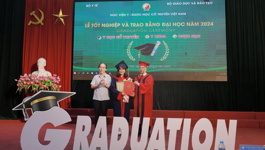 PGS.TS Nguyễn Quốc Huy - Phó Bí thư Đảng ủy, Giám đốc Học viện Y-Dược học cổ truyền Việt Nam trao bằng tốt nghiệp cho sinh viên.