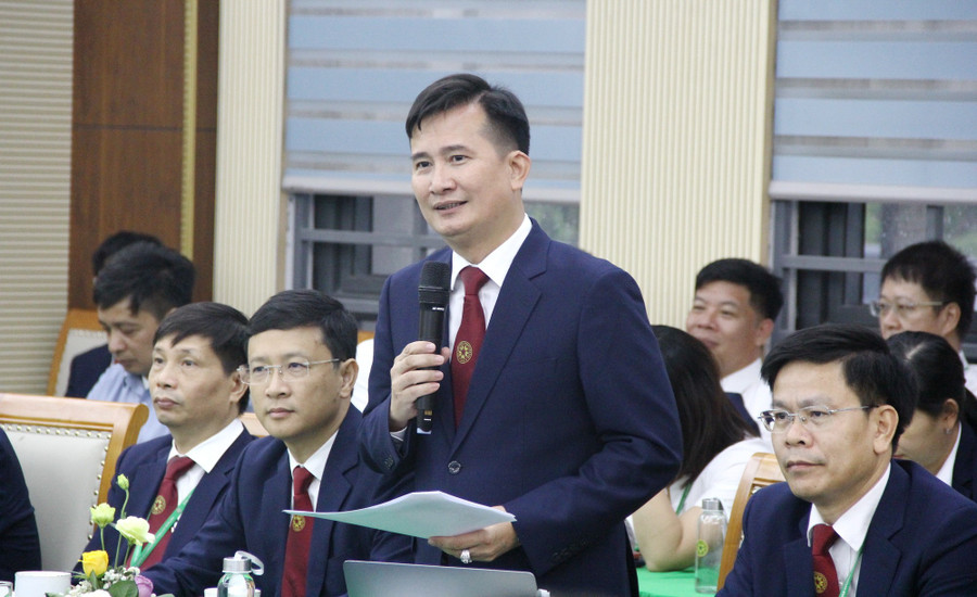 Nhà khoa học đặt câu hỏi với Bộ trưởng Nguyễn Mạnh Hùng img-1353.jpg