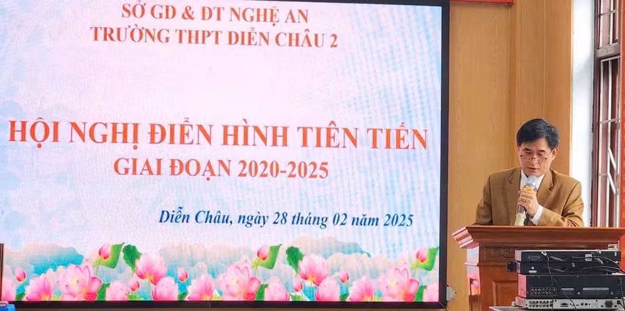 Thầy Trần Văn Quân phát biểu tại Hội nghị điển hình tiên tiến giai đoạn 2020 - 2025 do Sở GD&ĐT Nghệ An tổ chức.