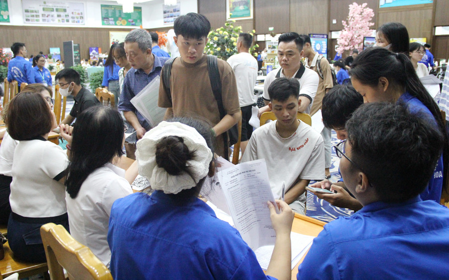 Trong ngày đầu, có khoảng 1000 thí sinh đã đến nhập học, chính thức trở thành sinh viên Học viện Nông nghiệp Việt Nam. img-2710.jpg
