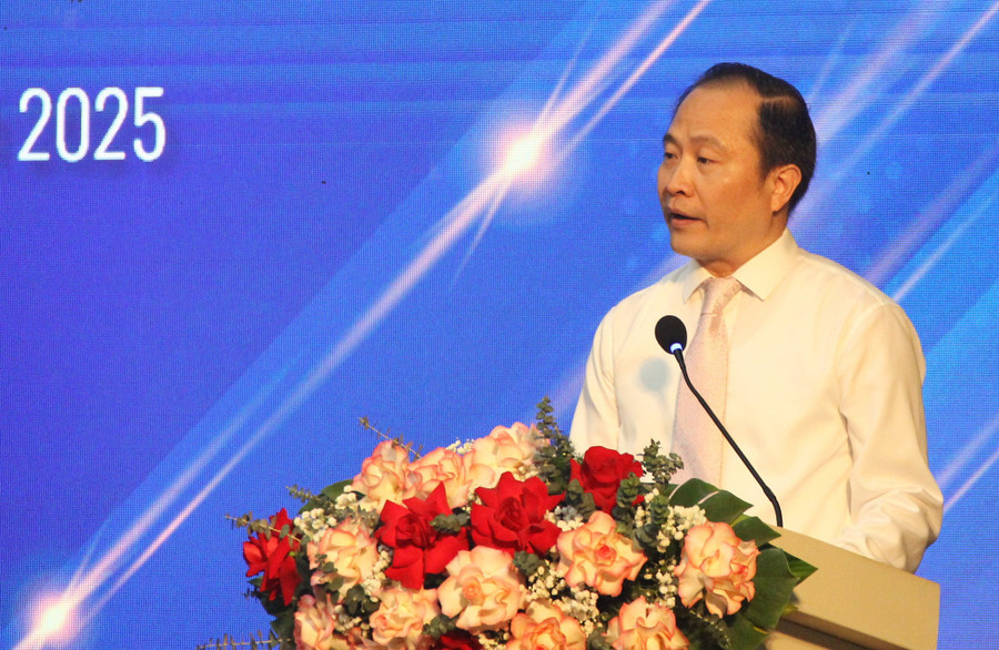 PGS.TS Lê Trung Thành - Hiệu trưởng Trường ĐH Kinh tế (ĐH Quốc gia Hà Nội) phát biểu tại buổi giao lưu, gặp gỡ với Tỷ phú Johnathan Hạnh Nguyễn. img-9395.jpg