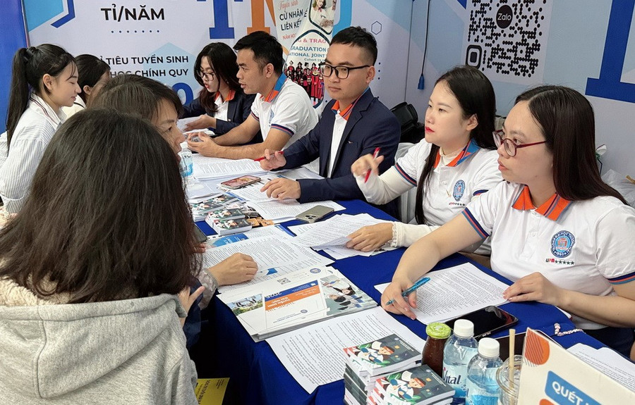 Cán bộ, giảng viên Trường ĐH Thương mại tư vấn tuyển sinh, hướng nghiệp cho thí sinh.