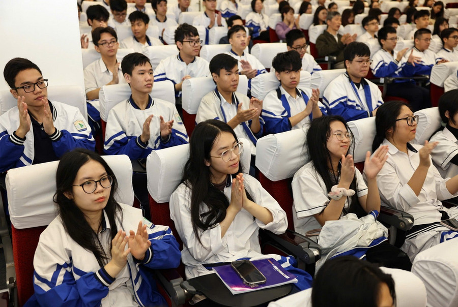 Học sinh các đội tuyển tham dự buổi lễ. hocsinhgioijpg2.jpg