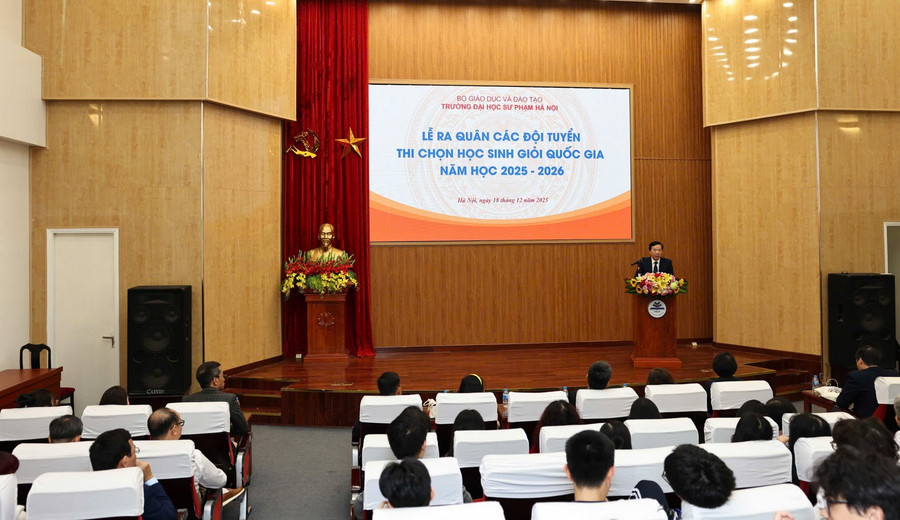 Toàn cảnh buổi lễ. hocsinhgioijpg3.jpg