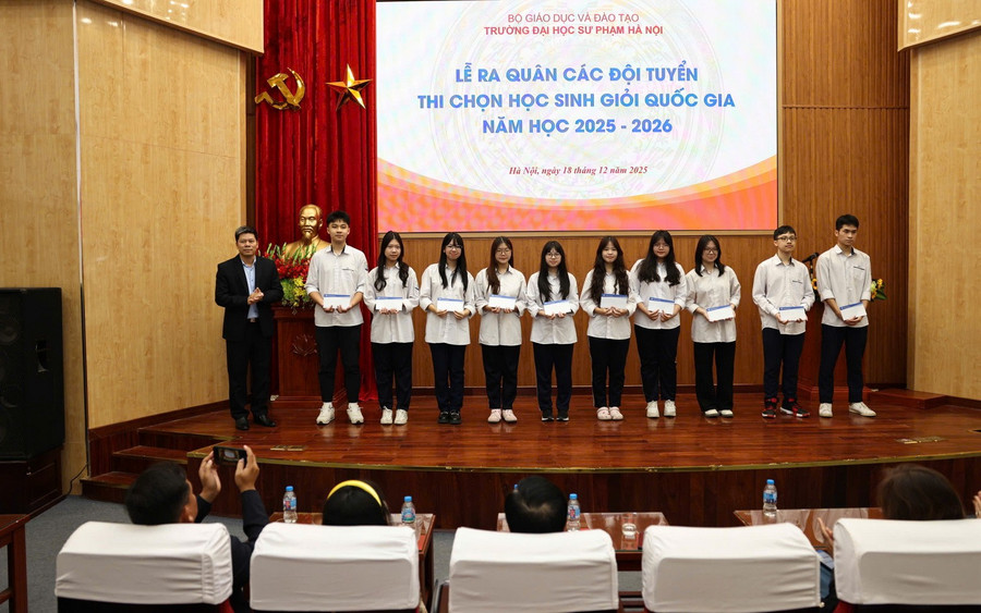 PGS.TS Kiều Văn Hoan – Phó Hiệu trưởng Trường ĐH Sư phạm Hà Nội tặng quà và gửi gắm niềm tin đến học sinh các đội tuyển. hocsinhgioijpg4.jpg