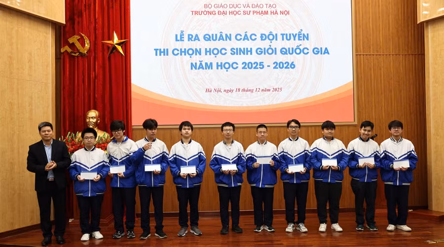 PGS.TS Kiều Văn Hoan – Phó Hiệu trưởng Trường ĐH Sư phạm Hà Nội tặng quà và gửi gắm niềm tin đến học sinh các đội tuyển.
