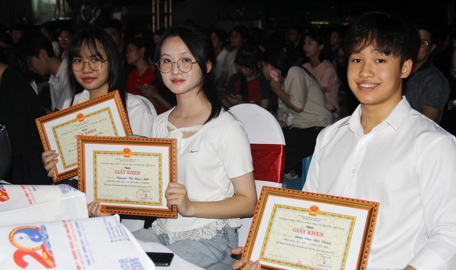 Các thủ khoa đầu vào vinh dự được nhận Giấy khen của Giám đốc Học viện Y - Dược học cổ truyền Việt Nam gồm: Chu Thị Hương Trà (ngoài cùng bên trái), tiếp đến là Nguyễn Thị Ngọc Ánh và Đinh Văn Đức Dũng. img-4129.jpg