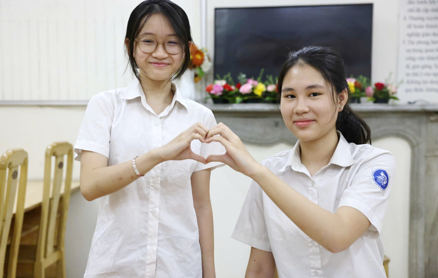 Thí sinh Quách Thanh Hằng (bên phải) và học sinh chép bài hộ theo quy chế thể hiện quyết tâm vượt vũ môn. thivao10jpg2.jpg